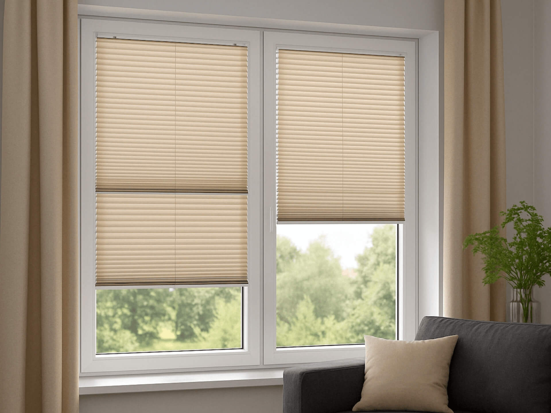 Jakie plisy do salonu z szarą sofą?